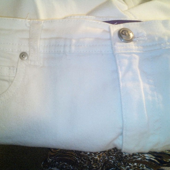 Gloria Vanderbilt White Jeans Sz 10 Petite 28" in seam GV silver-toned h… - Picture 4 of 5